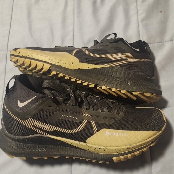 Nike - Picture 2 of 8